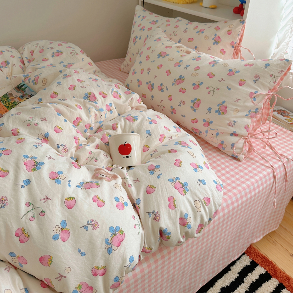 91家纺网 家纺一手货源 找家纺 初念 2025新款水洗棉系绳云朵棉四件套系列 系带-草莓奶茶