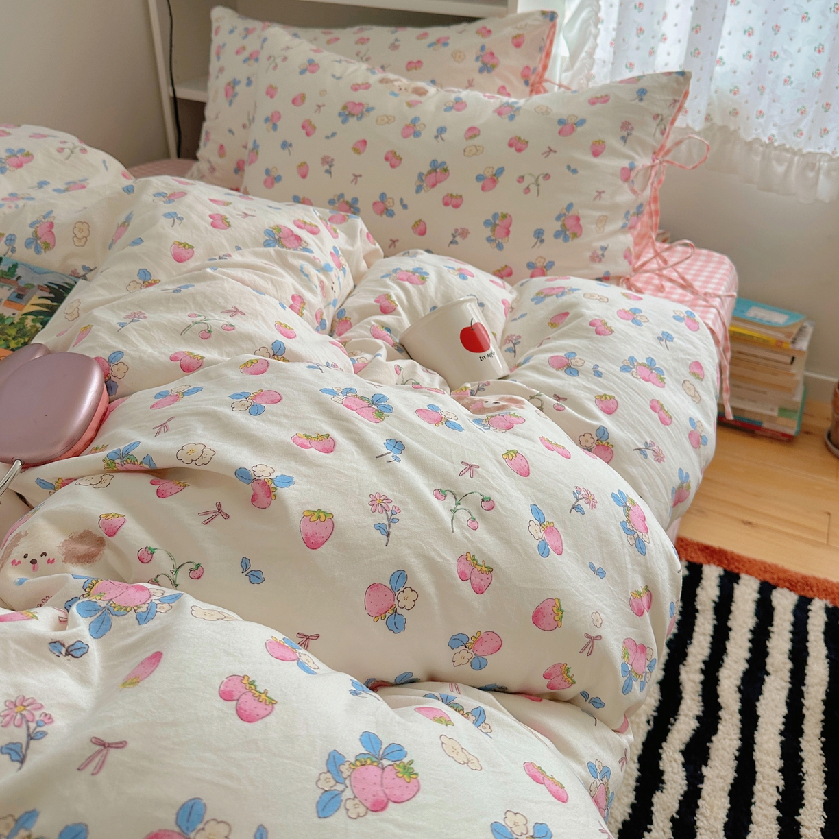 91家纺网 家纺一手货源 找家纺 初念 2025新款水洗棉系绳云朵棉四件套系列 系带-草莓奶茶