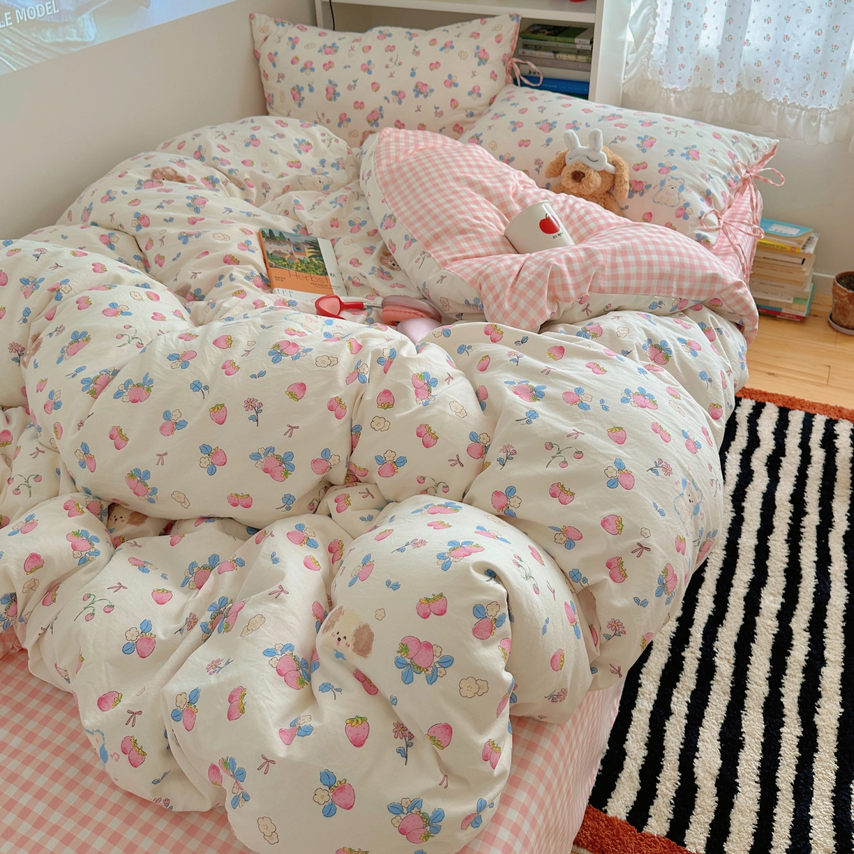 91家纺网 家纺一手货源 找家纺 初念 2025新款水洗棉系绳云朵棉四件套系列 系带-草莓奶茶