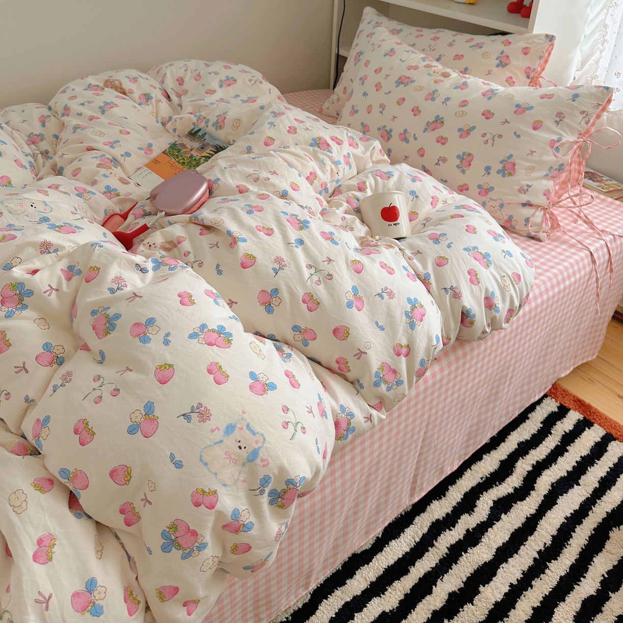 91家纺网 家纺一手货源 找家纺 初念 2025新款水洗棉系绳云朵棉四件套系列 系带-草莓奶茶