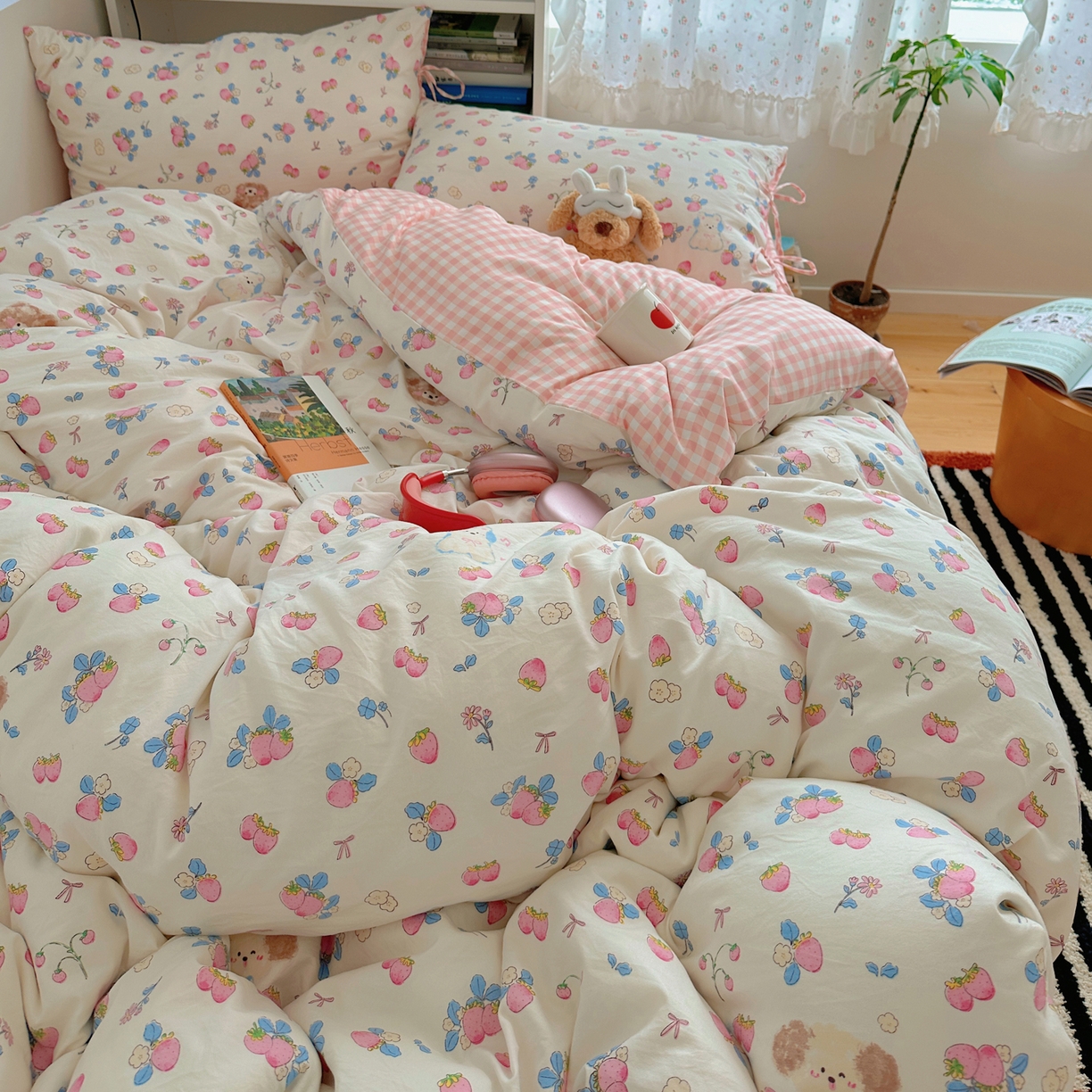 91家纺网 家纺一手货源 找家纺 初念 2025新款水洗棉系绳云朵棉四件套系列 系带-草莓奶茶