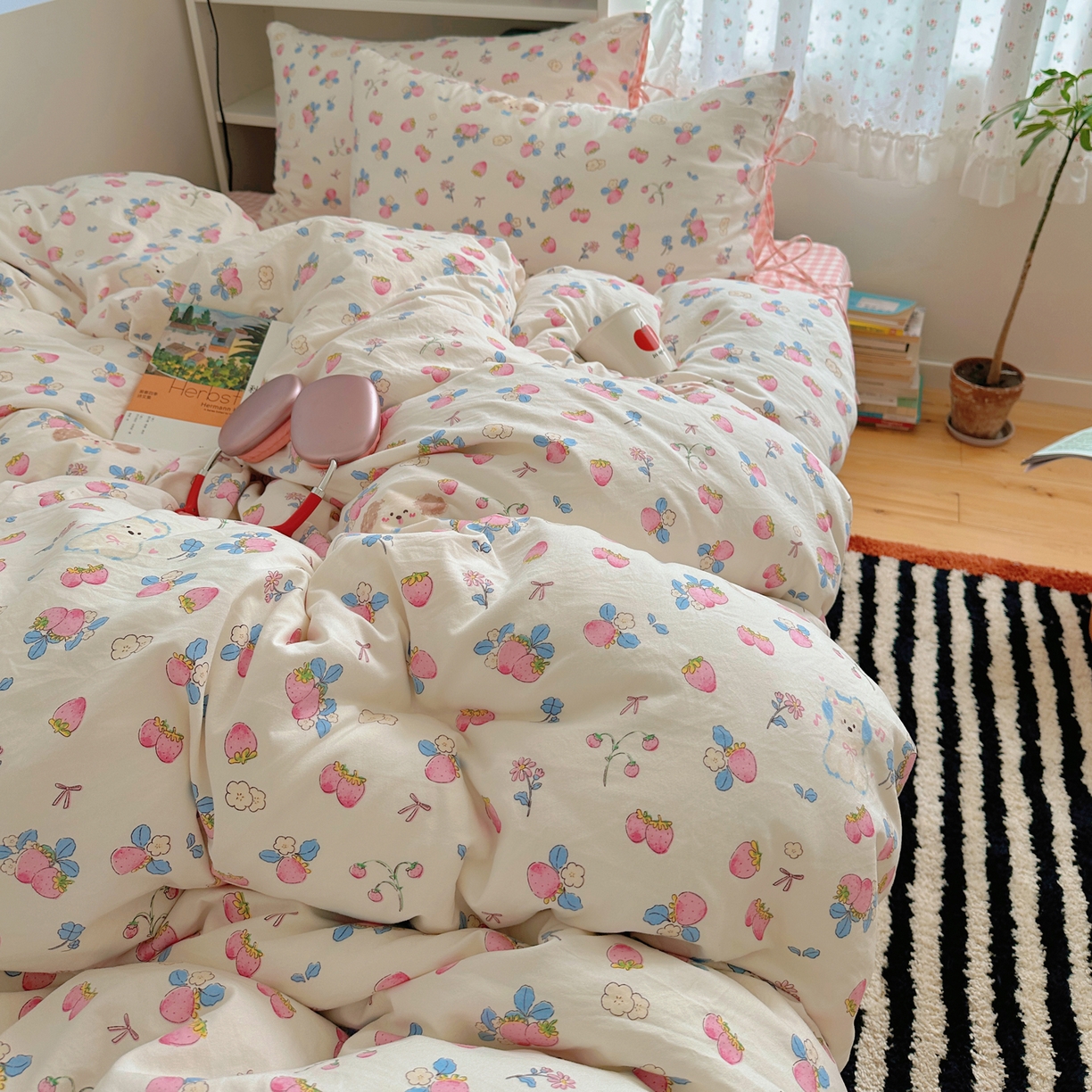 91家纺网 家纺一手货源 找家纺 初念 2025新款水洗棉系绳云朵棉四件套系列 系带-草莓奶茶