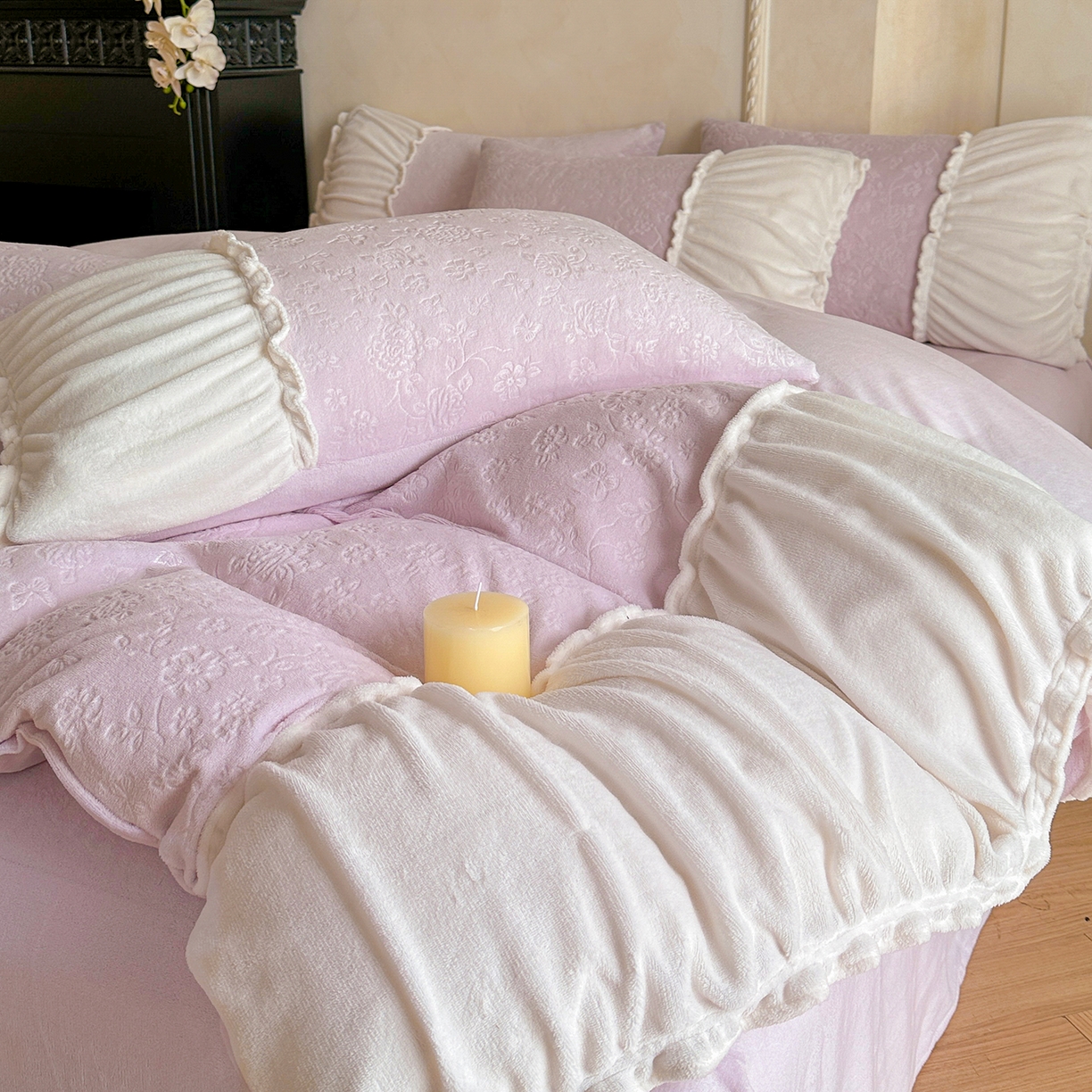 91家纺网 家纺一手货源 找家纺 逸尚阁 2025新款法式立体雕花牛奶绒四件套--绒格娜 绒格娜-雾紫