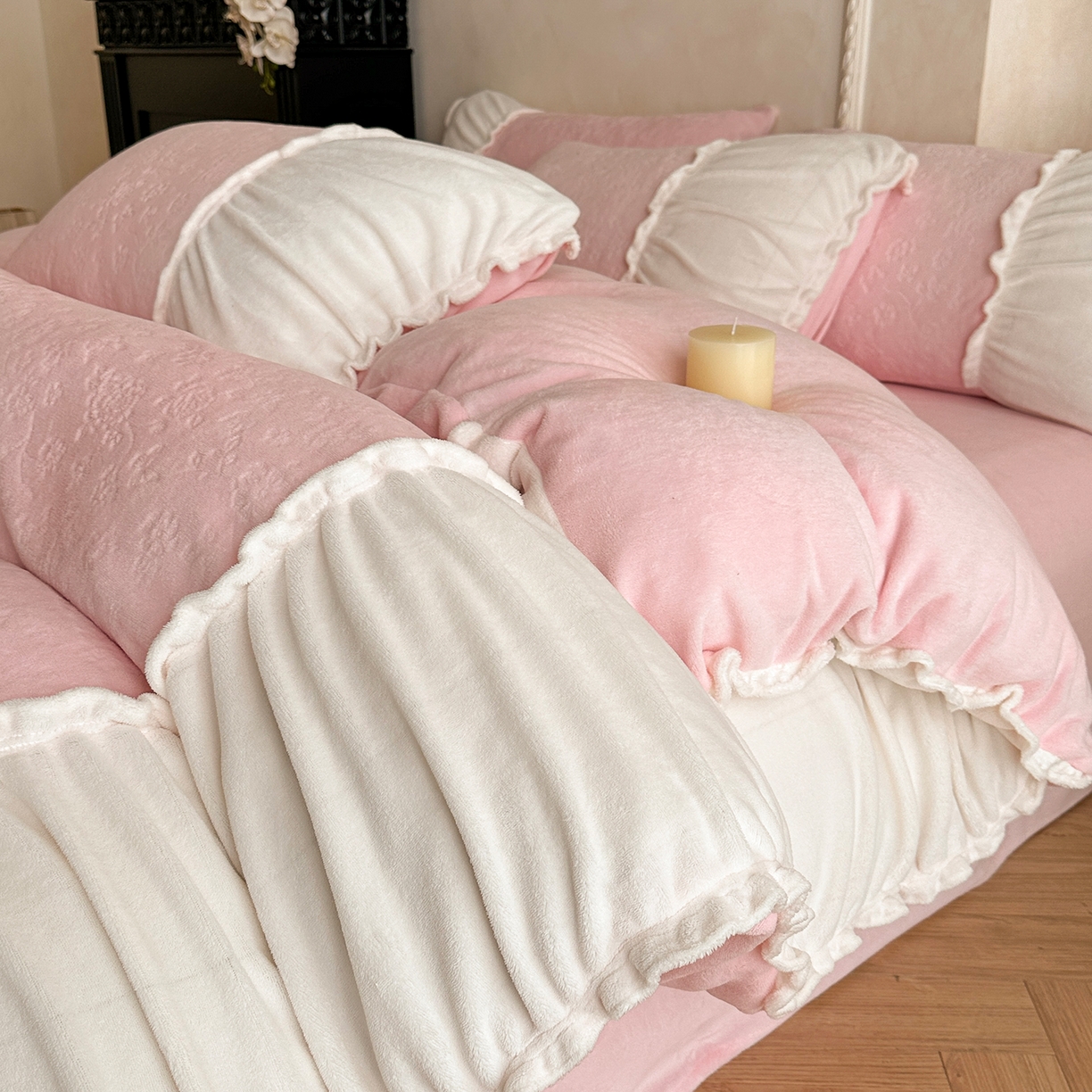 91家纺网 家纺一手货源 找家纺 逸尚阁 2025新款法式立体雕花牛奶绒四件套--绒格娜 绒格娜-仙粉