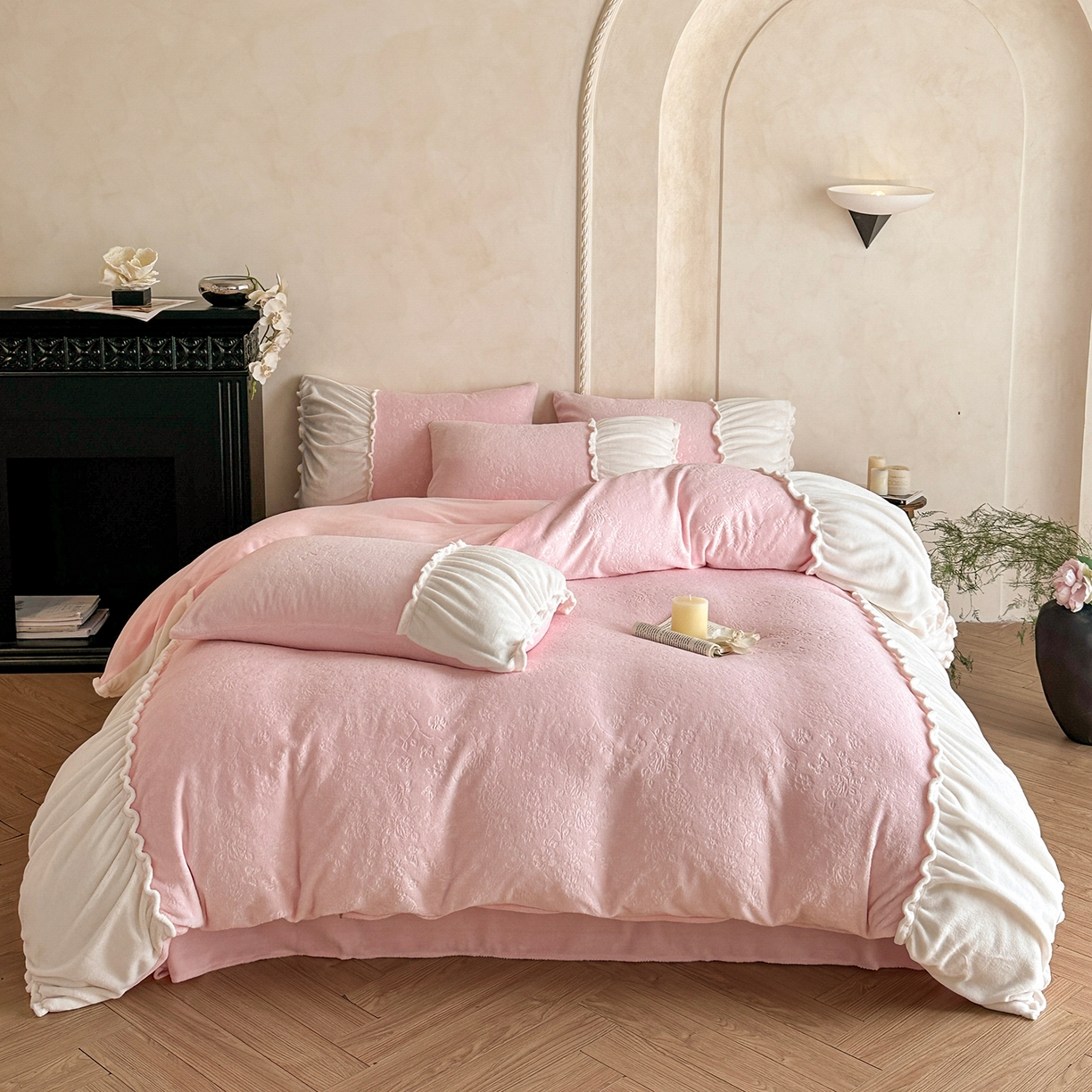 91家纺网 家纺一手货源 找家纺 逸尚阁 2025新款法式立体雕花牛奶绒四件套--绒格娜 绒格娜-仙粉