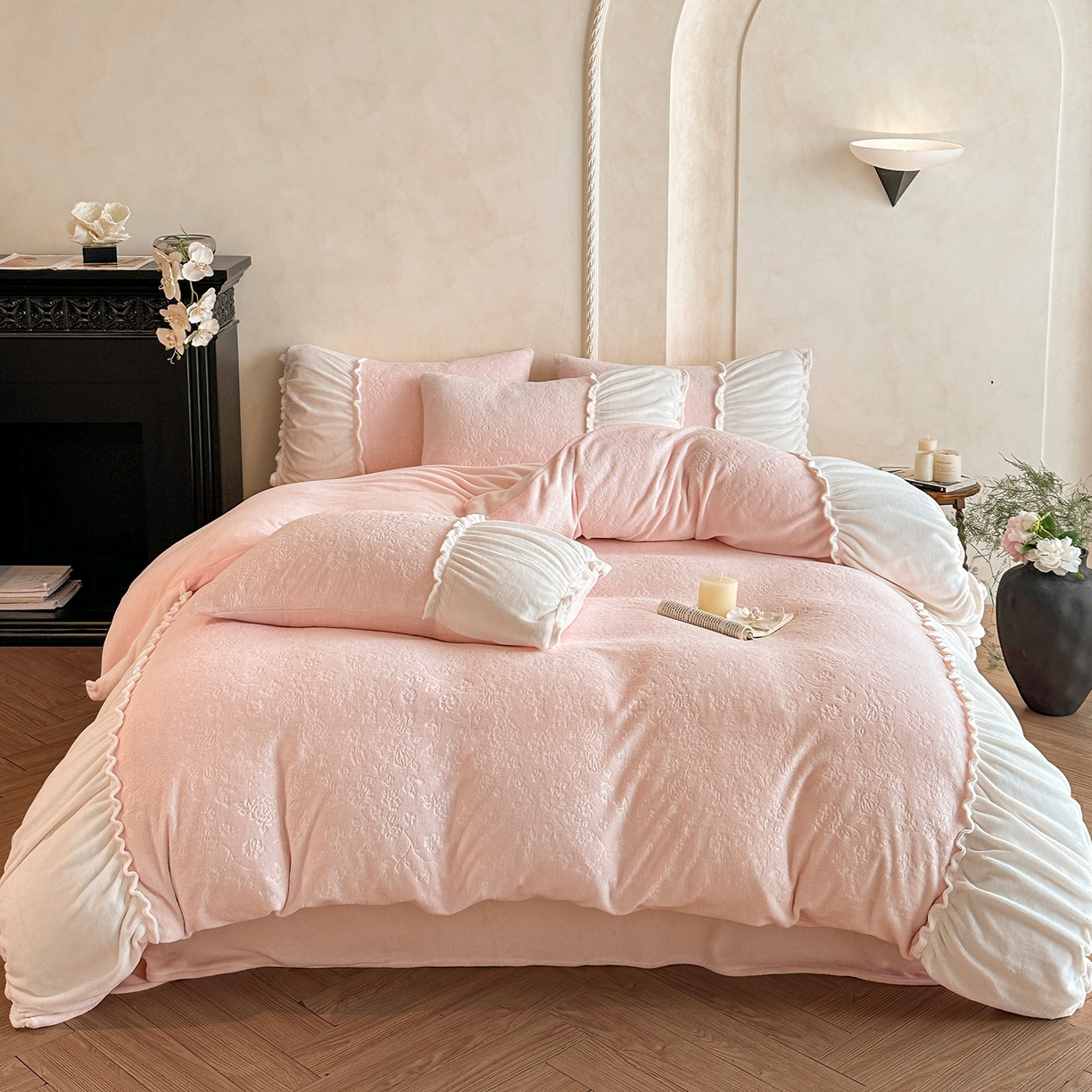 91家纺网 家纺一手货源 找家纺 逸尚阁 2025新款法式立体雕花牛奶绒四件套--绒格娜 绒格娜-桃玉