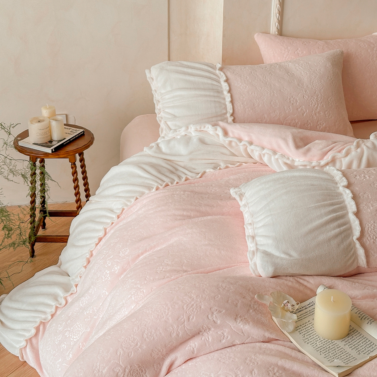 91家纺网 家纺一手货源 找家纺 逸尚阁 2025新款法式立体雕花牛奶绒四件套--绒格娜 绒格娜-桃玉