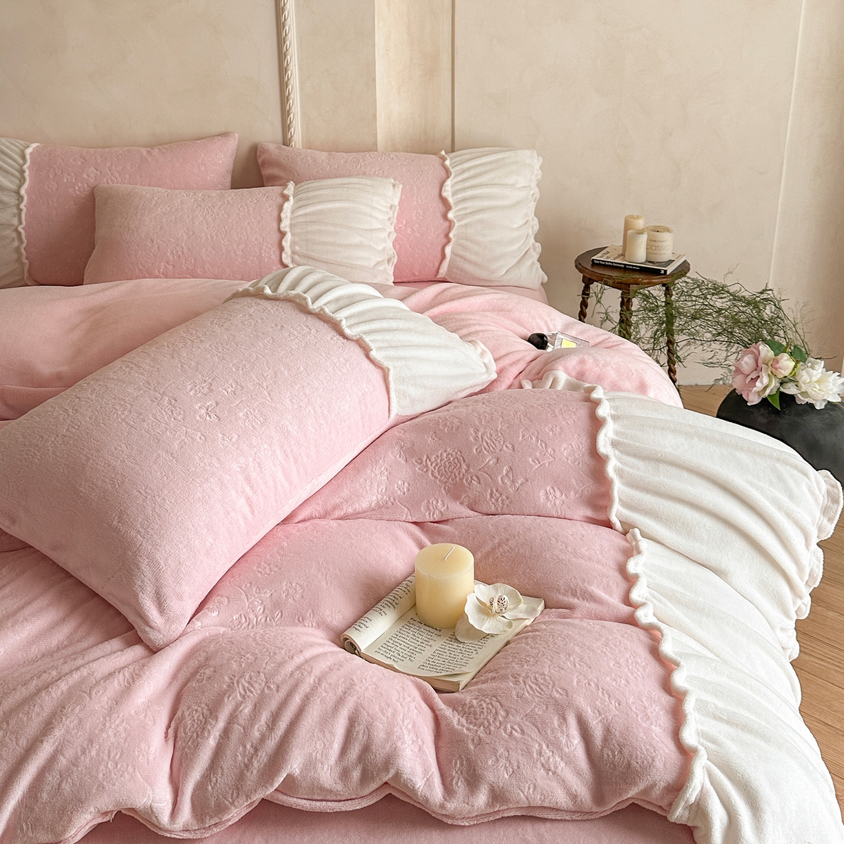 91家纺网 家纺一手货源 找家纺 逸尚阁 2025新款法式立体雕花牛奶绒四件套--绒格娜 绒格娜-仙粉