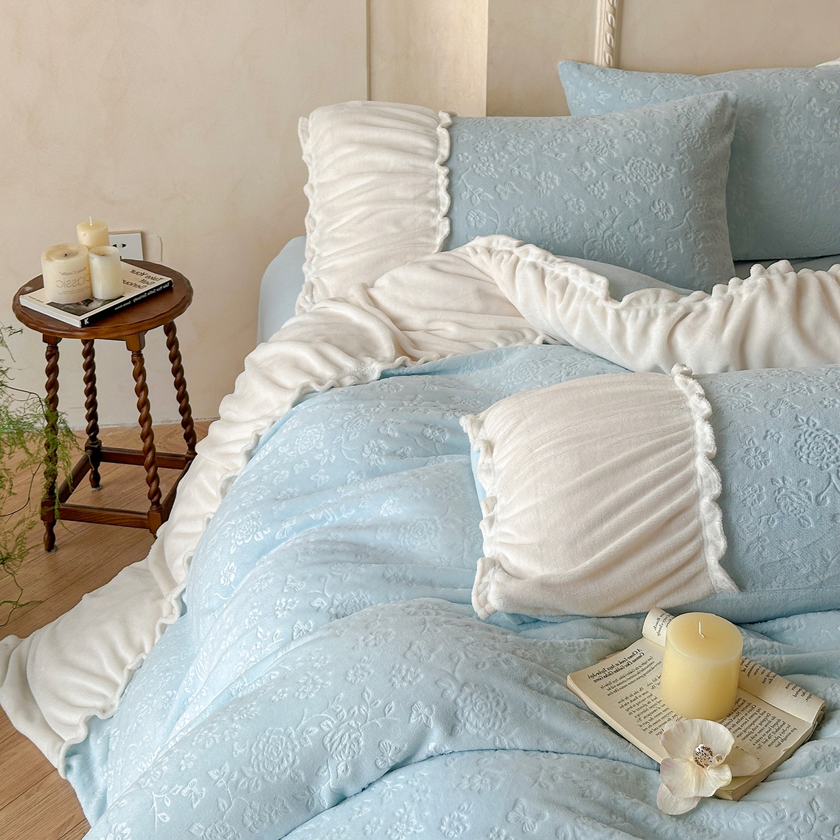 91家纺网 家纺一手货源 找家纺 逸尚阁 2025新款法式立体雕花牛奶绒四件套--绒格娜 绒格娜-天蓝