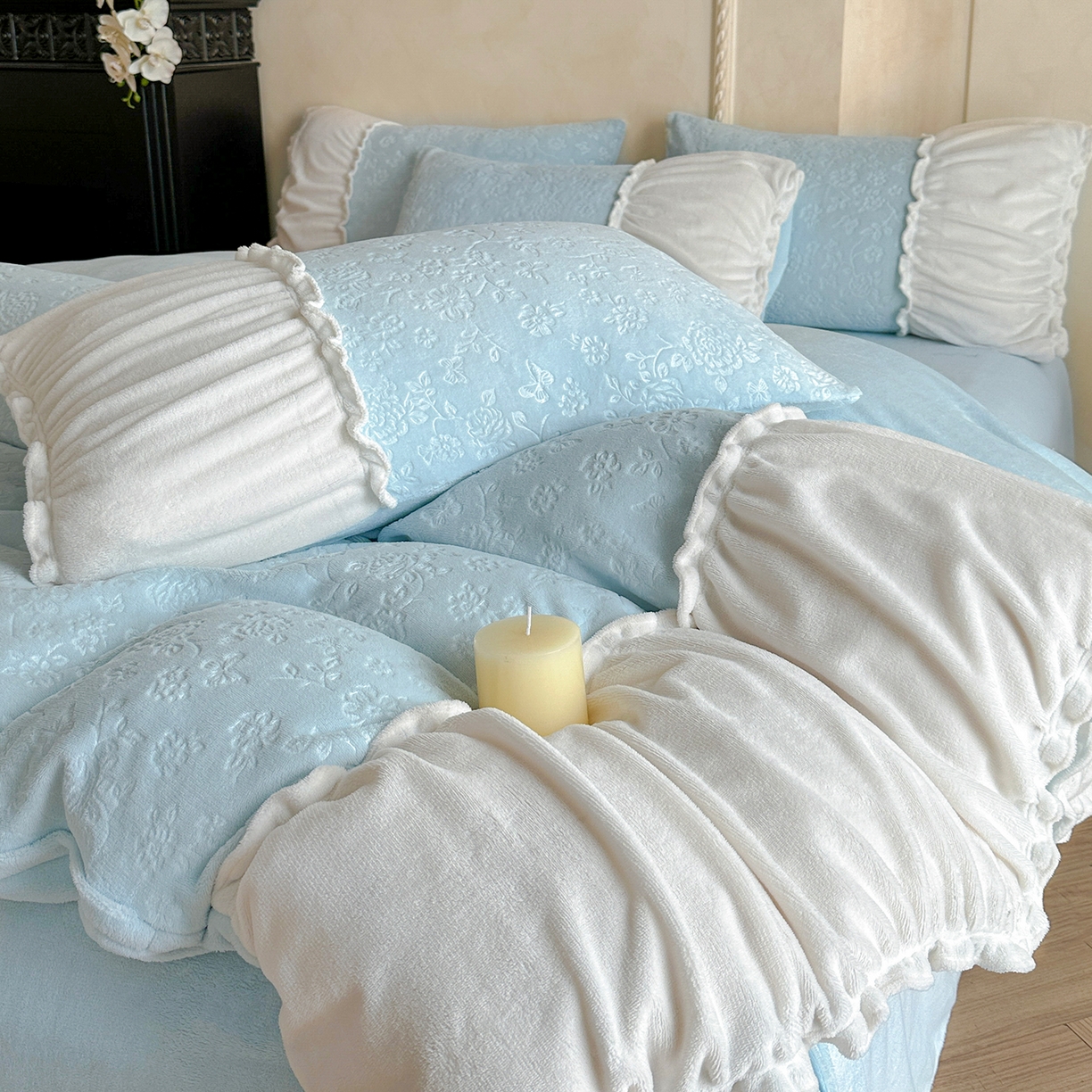 91家纺网 家纺一手货源 找家纺 逸尚阁 2025新款法式立体雕花牛奶绒四件套--绒格娜 绒格娜-天蓝