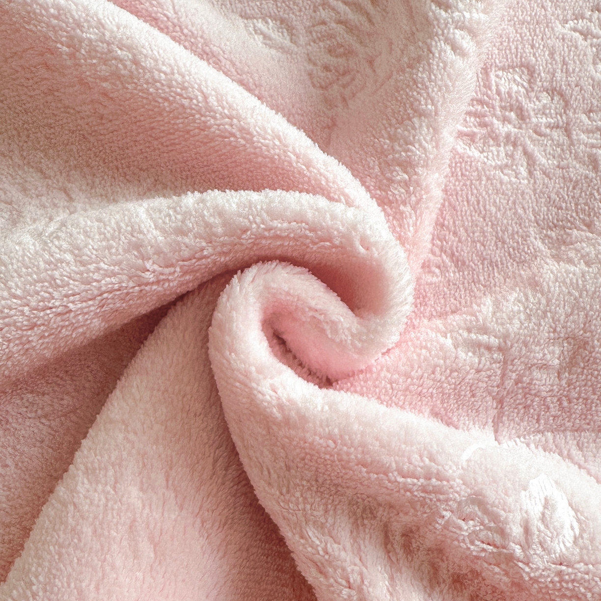 91家纺网 家纺一手货源 找家纺 逸尚阁 2025新款法式立体雕花牛奶绒四件套--绒格娜 绒格娜-仙粉