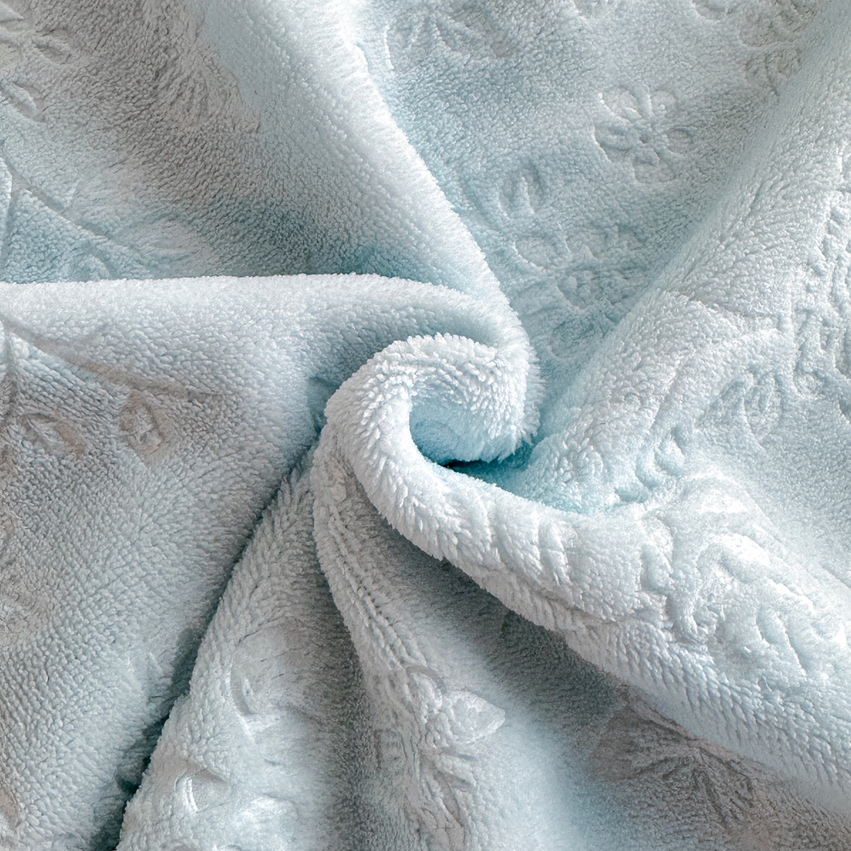 91家纺网 家纺一手货源 找家纺 逸尚阁 2025新款法式立体雕花牛奶绒四件套--绒格娜 绒格娜-天蓝