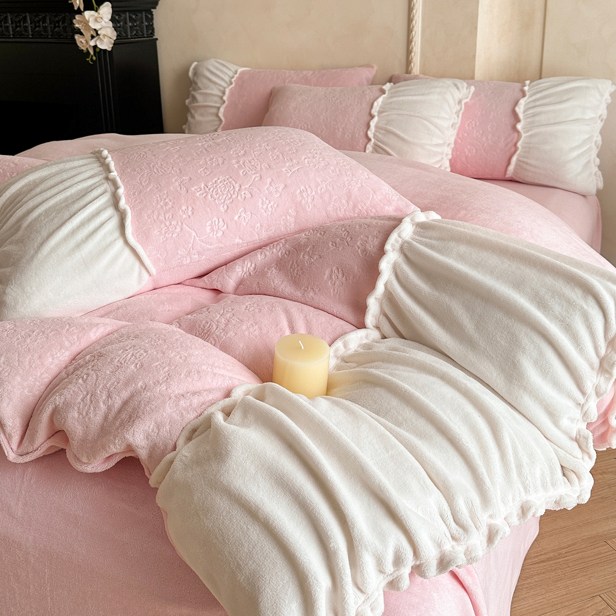 91家纺网 家纺一手货源 找家纺 逸尚阁 2025新款法式立体雕花牛奶绒四件套--绒格娜 绒格娜-仙粉