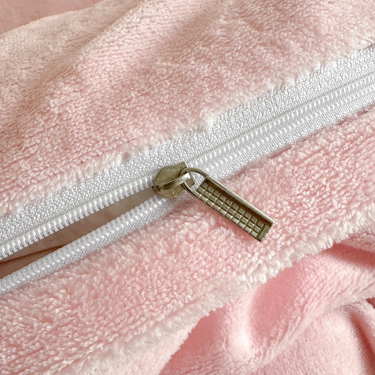 91家纺网 家纺一手货源 找家纺 逸尚阁 2025新款法式立体雕花牛奶绒四件套--绒格娜 绒格娜-仙粉