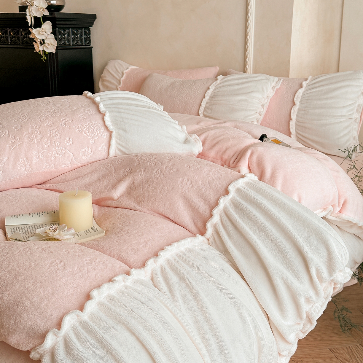91家纺网 家纺一手货源 找家纺 逸尚阁 2025新款法式立体雕花牛奶绒四件套--绒格娜 绒格娜-桃玉