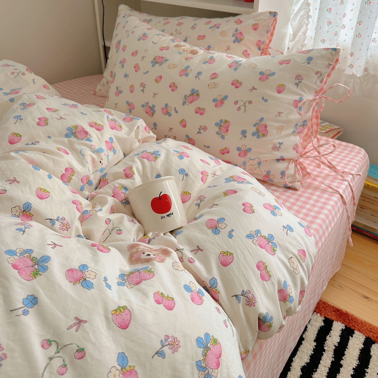 91家纺网 家纺一手货源 找家纺 初念 2025新款水洗棉系绳云朵棉四件套系列 系带-草莓奶茶