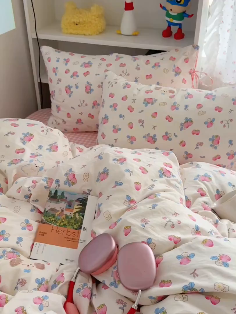 91家纺网 家纺一手货源 找家纺 初念 2025新款水洗棉系绳云朵棉四件套系列 系带-草莓奶茶