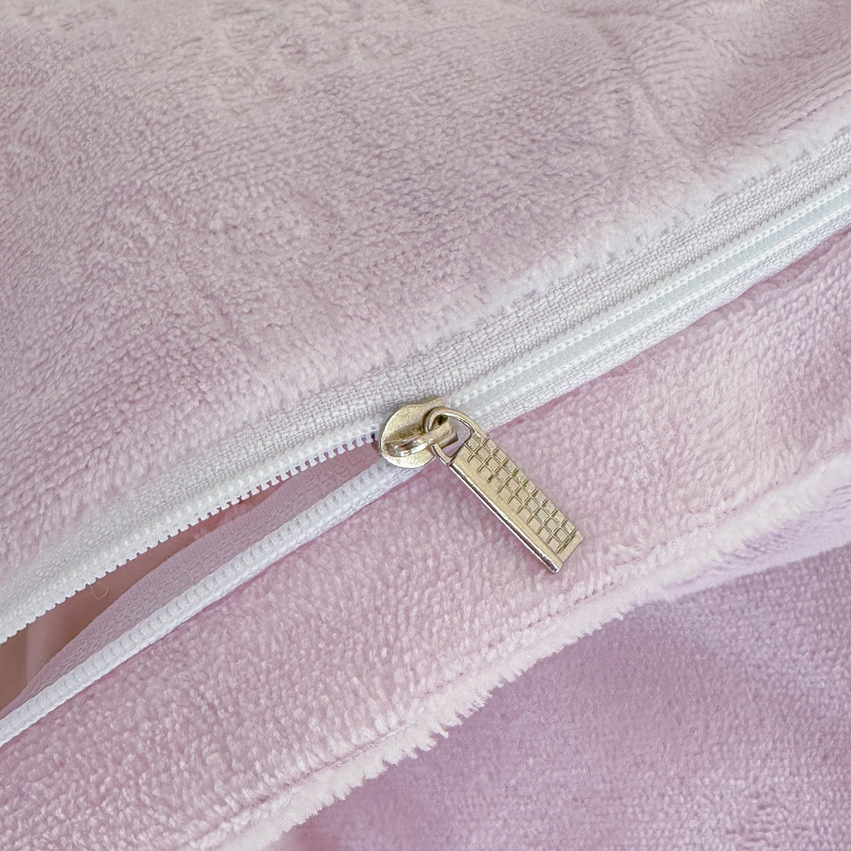 91家纺网 家纺一手货源 找家纺 逸尚阁 2025新款法式立体雕花牛奶绒四件套--绒格娜 绒格娜-雾紫