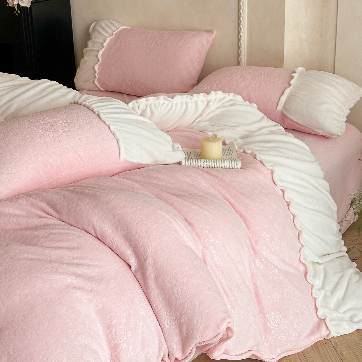 91家纺网 家纺一手货源 找家纺 逸尚阁 2025新款法式立体雕花牛奶绒四件套--绒格娜 绒格娜-仙粉