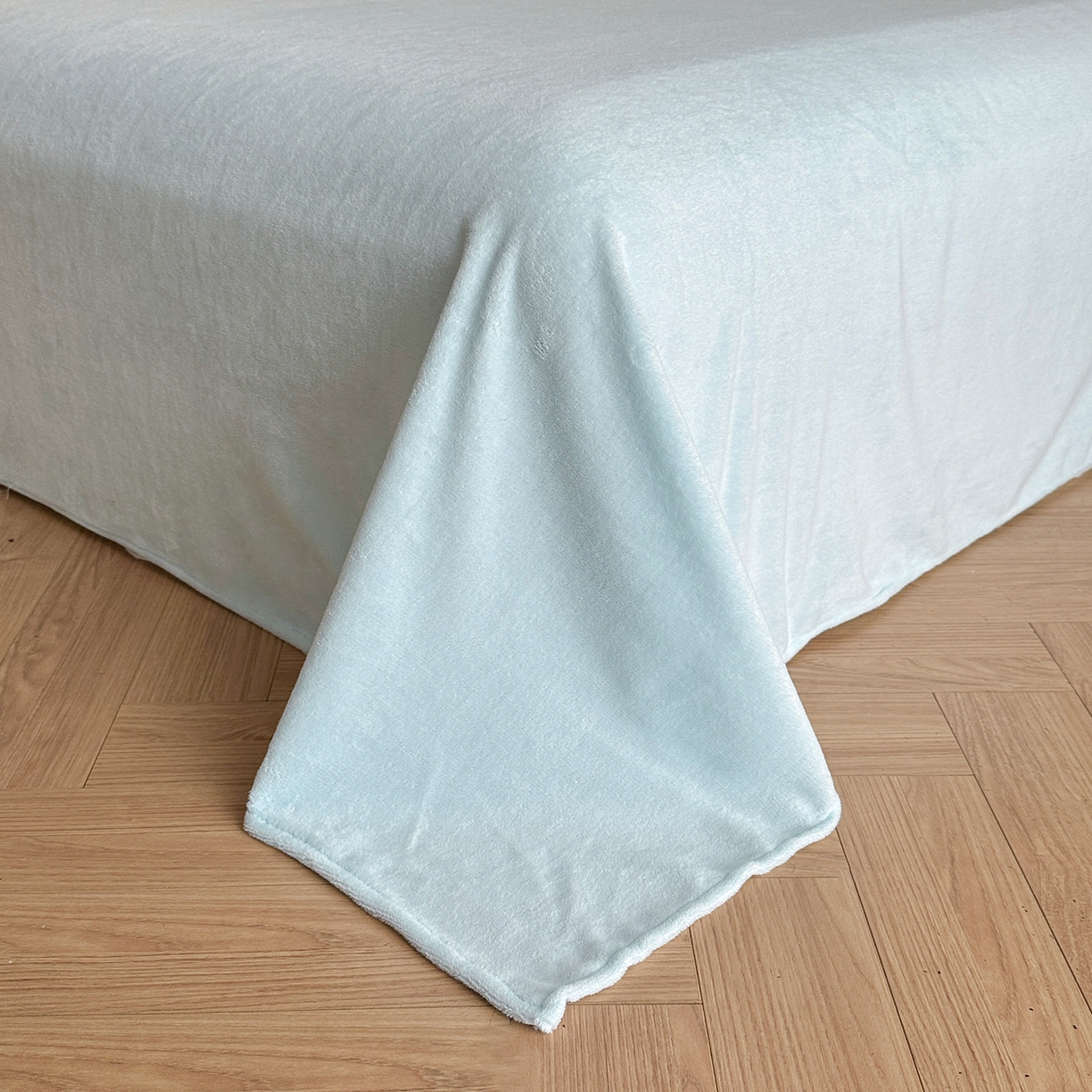 91家纺网 家纺一手货源 找家纺 逸尚阁 2025新款法式立体雕花牛奶绒四件套--绒格娜 绒格娜-天蓝