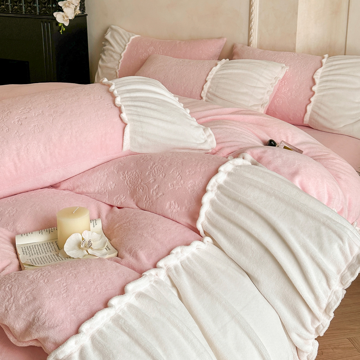 91家纺网 家纺一手货源 找家纺 逸尚阁 2025新款法式立体雕花牛奶绒四件套--绒格娜 绒格娜-仙粉