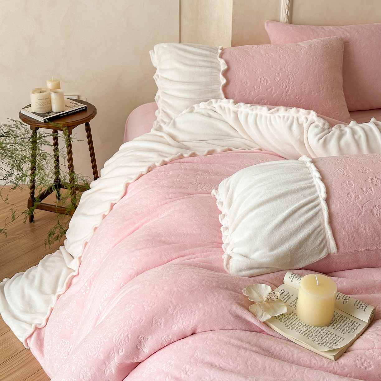 91家纺网 家纺一手货源 找家纺 逸尚阁 2025新款法式立体雕花牛奶绒四件套--绒格娜 绒格娜-仙粉