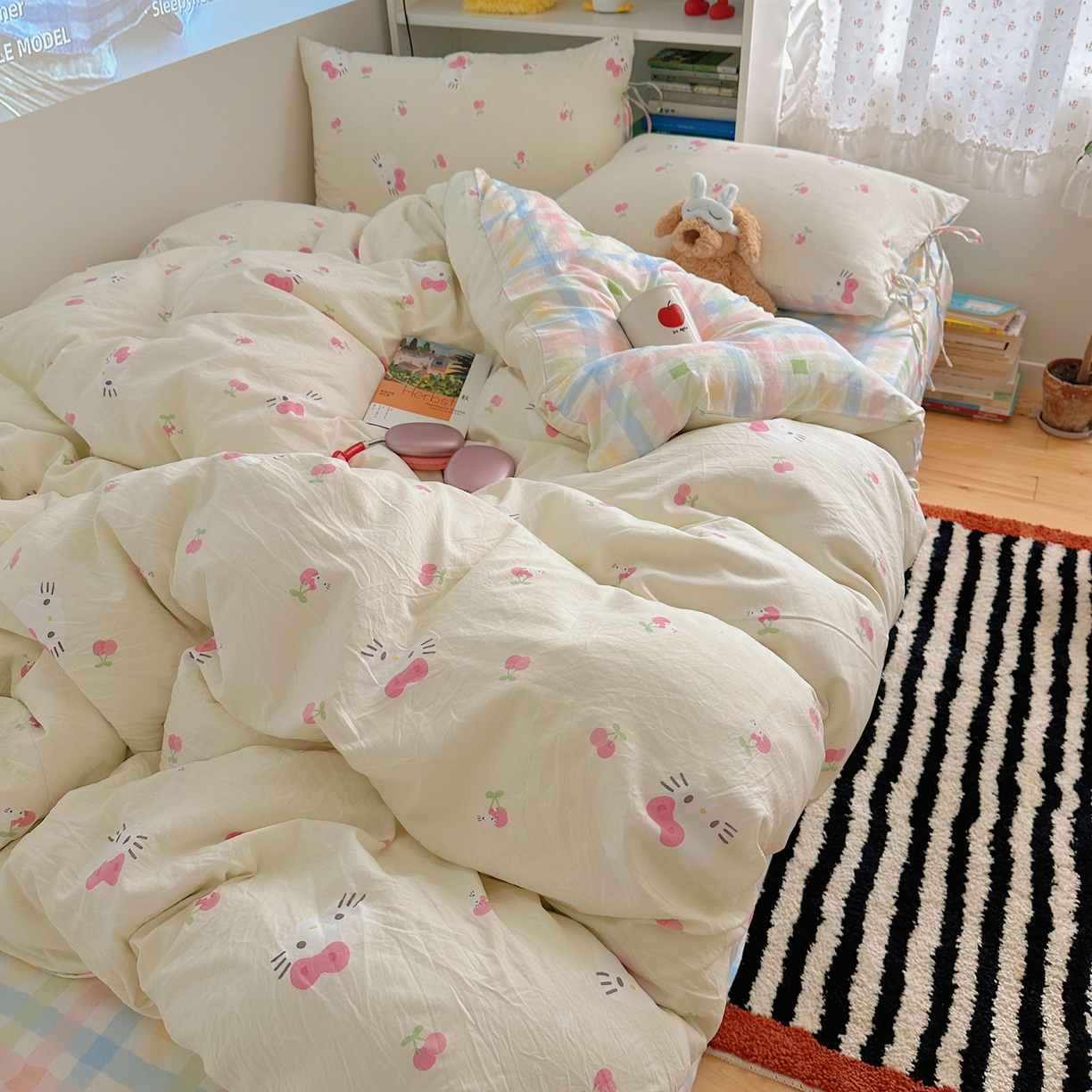 91家纺网 家纺一手货源 找家纺 初念 2025新款水洗棉系绳云朵棉四件套系列 系带-猫爪樱桃