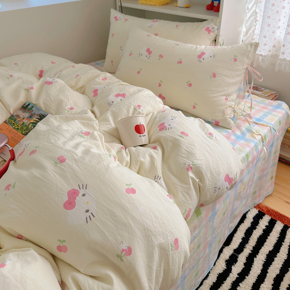 91家纺网 家纺一手货源 找家纺 初念 2025新款水洗棉系绳云朵棉四件套系列 系带-猫爪樱桃