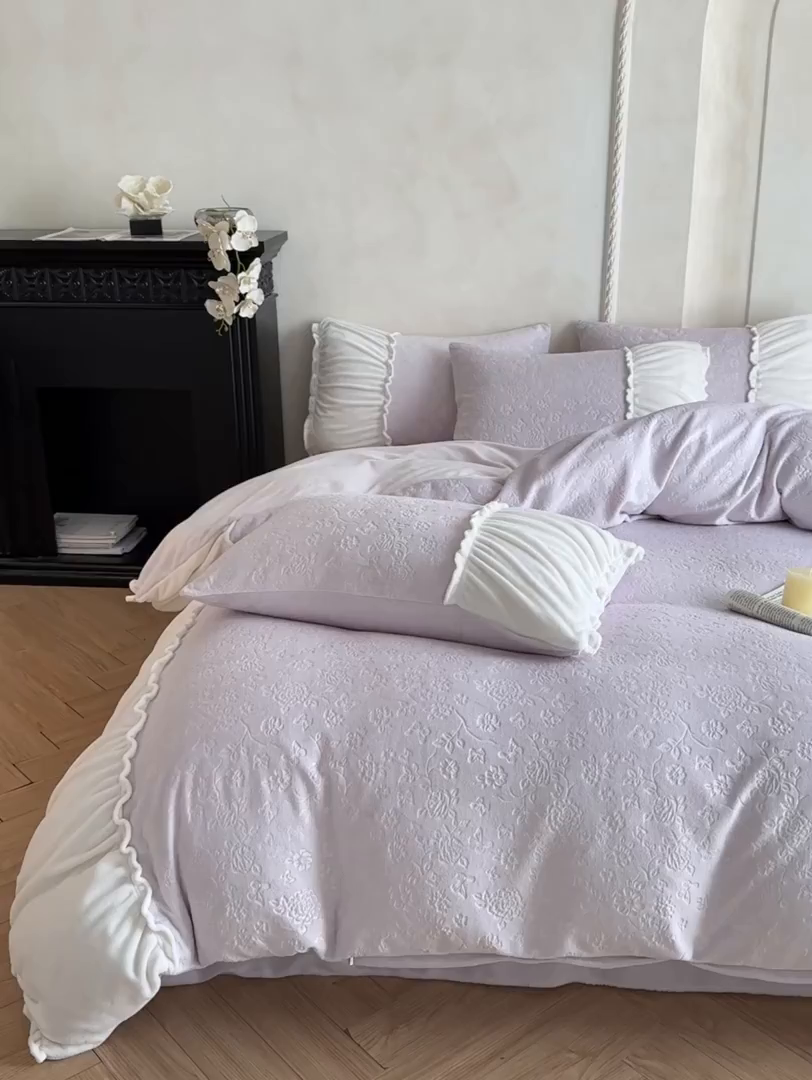 91家纺网 家纺一手货源 找家纺 逸尚阁 2025新款法式立体雕花牛奶绒四件套--绒格娜 绒格娜-雾紫