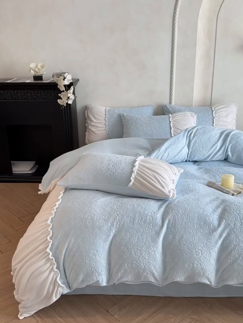 91家纺网 家纺一手货源 找家纺 逸尚阁 2025新款法式立体雕花牛奶绒四件套--绒格娜 绒格娜-天蓝