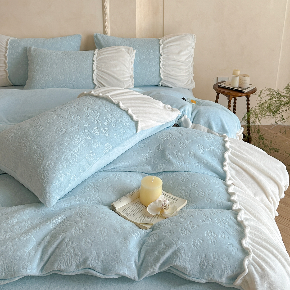 91家纺网 家纺一手货源 找家纺 逸尚阁 2025新款法式立体雕花牛奶绒四件套--绒格娜 绒格娜-天蓝