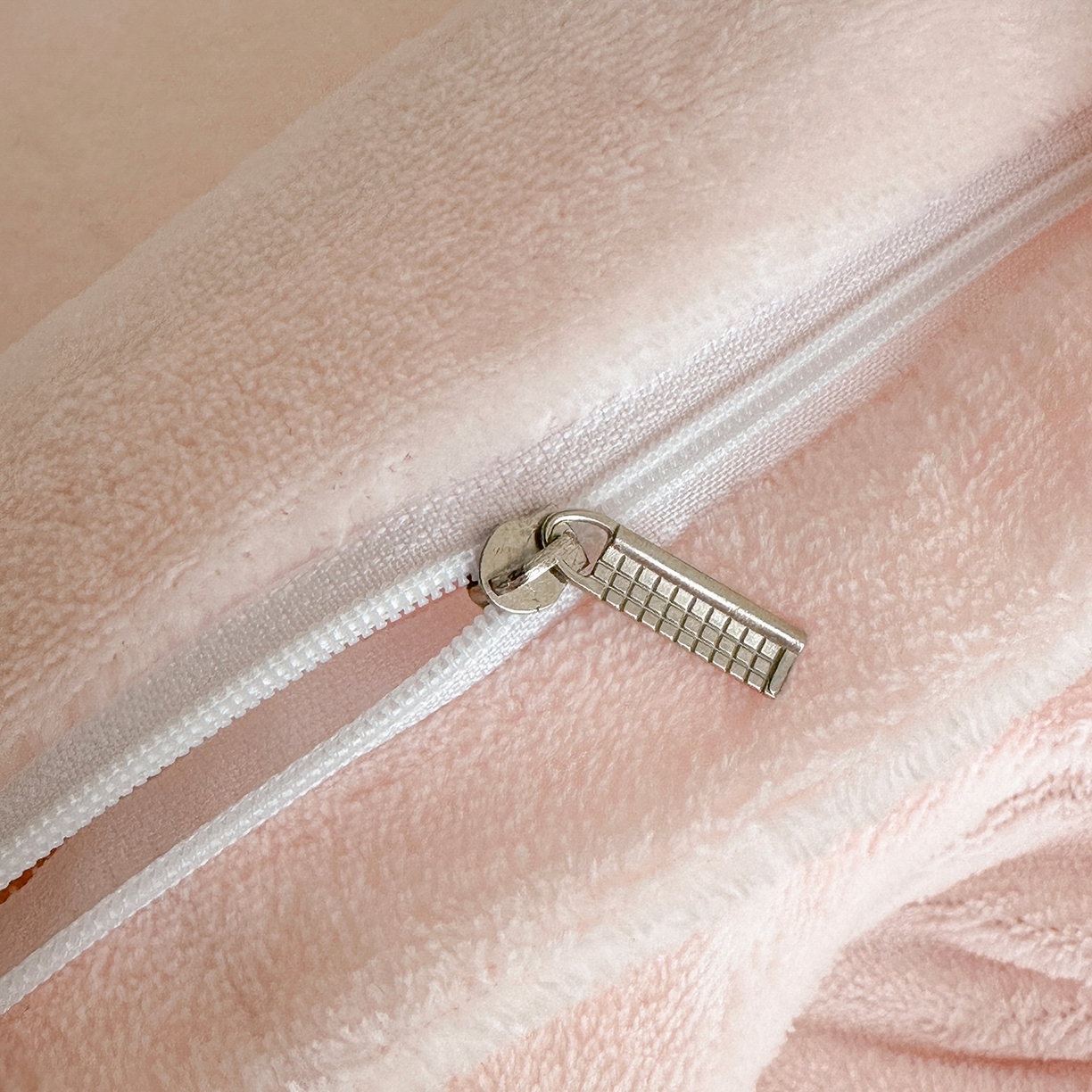 91家纺网 家纺一手货源 找家纺 （总）逸尚阁 2025新款法式立体雕花牛奶绒四件套--绒格娜