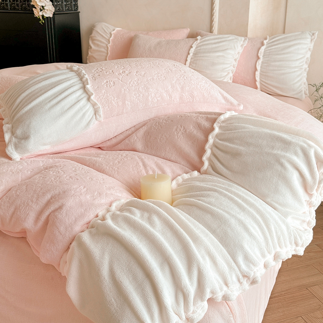 91家纺网 家纺一手货源 找家纺 逸尚阁 2025新款法式立体雕花牛奶绒四件套--绒格娜 绒格娜-桃玉