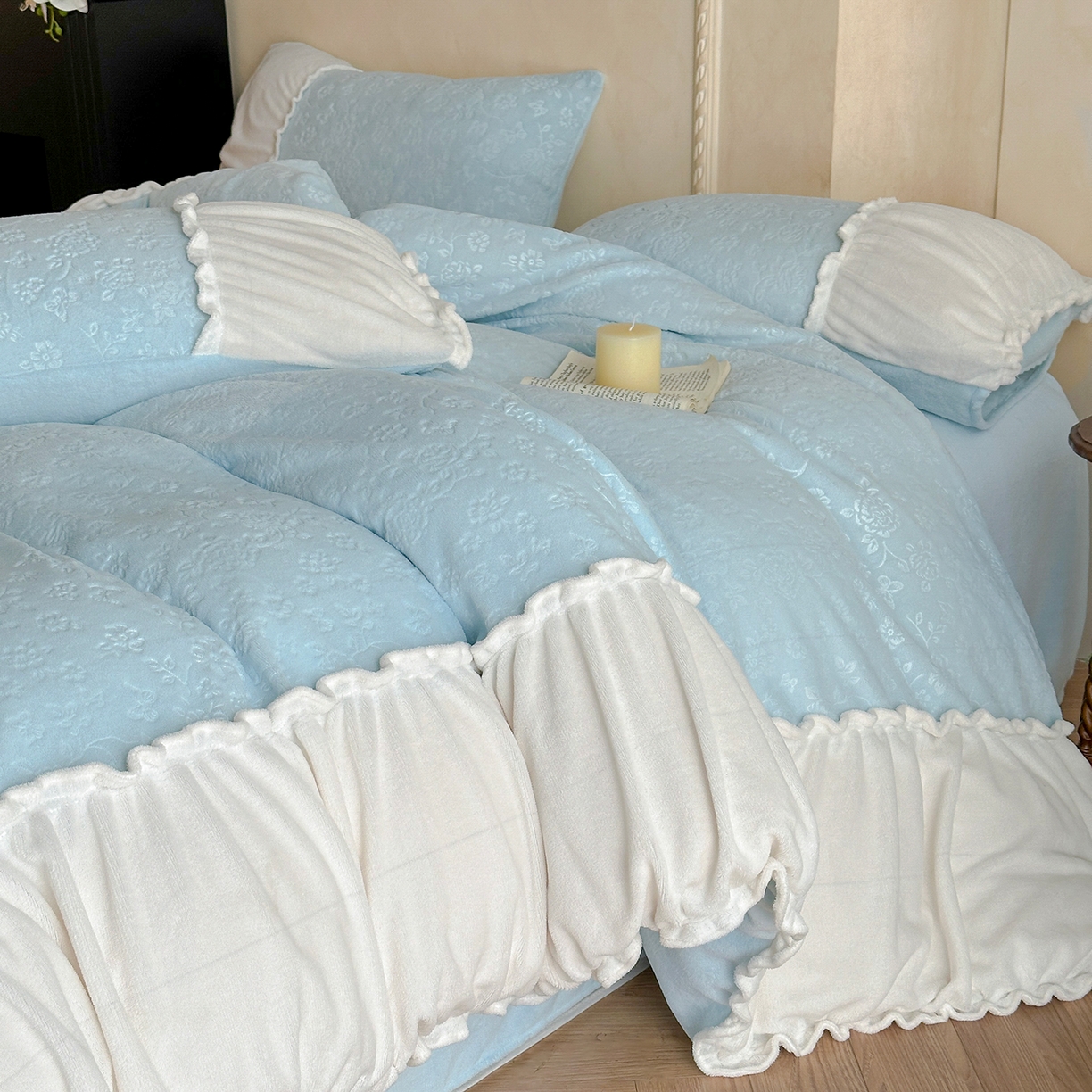 91家纺网 家纺一手货源 找家纺 逸尚阁 2025新款法式立体雕花牛奶绒四件套--绒格娜 绒格娜-天蓝