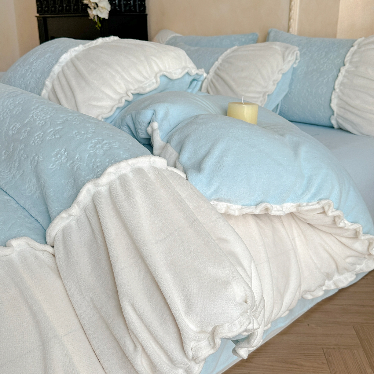 91家纺网 家纺一手货源 找家纺 逸尚阁 2025新款法式立体雕花牛奶绒四件套--绒格娜 绒格娜-天蓝