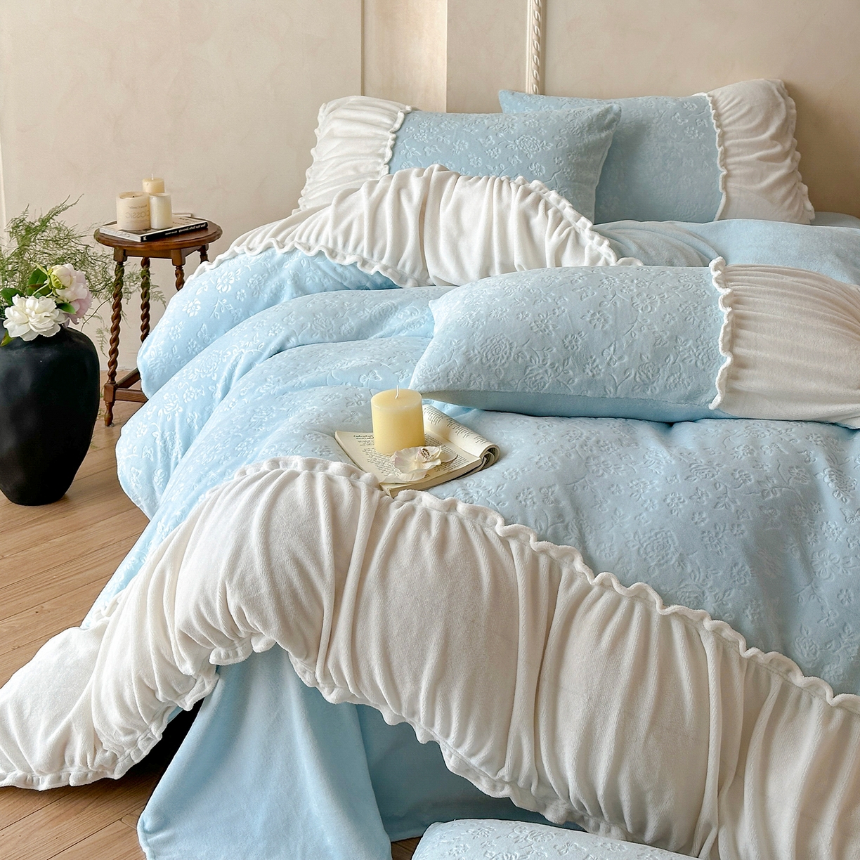 91家纺网 家纺一手货源 找家纺 逸尚阁 2025新款法式立体雕花牛奶绒四件套--绒格娜 绒格娜-天蓝