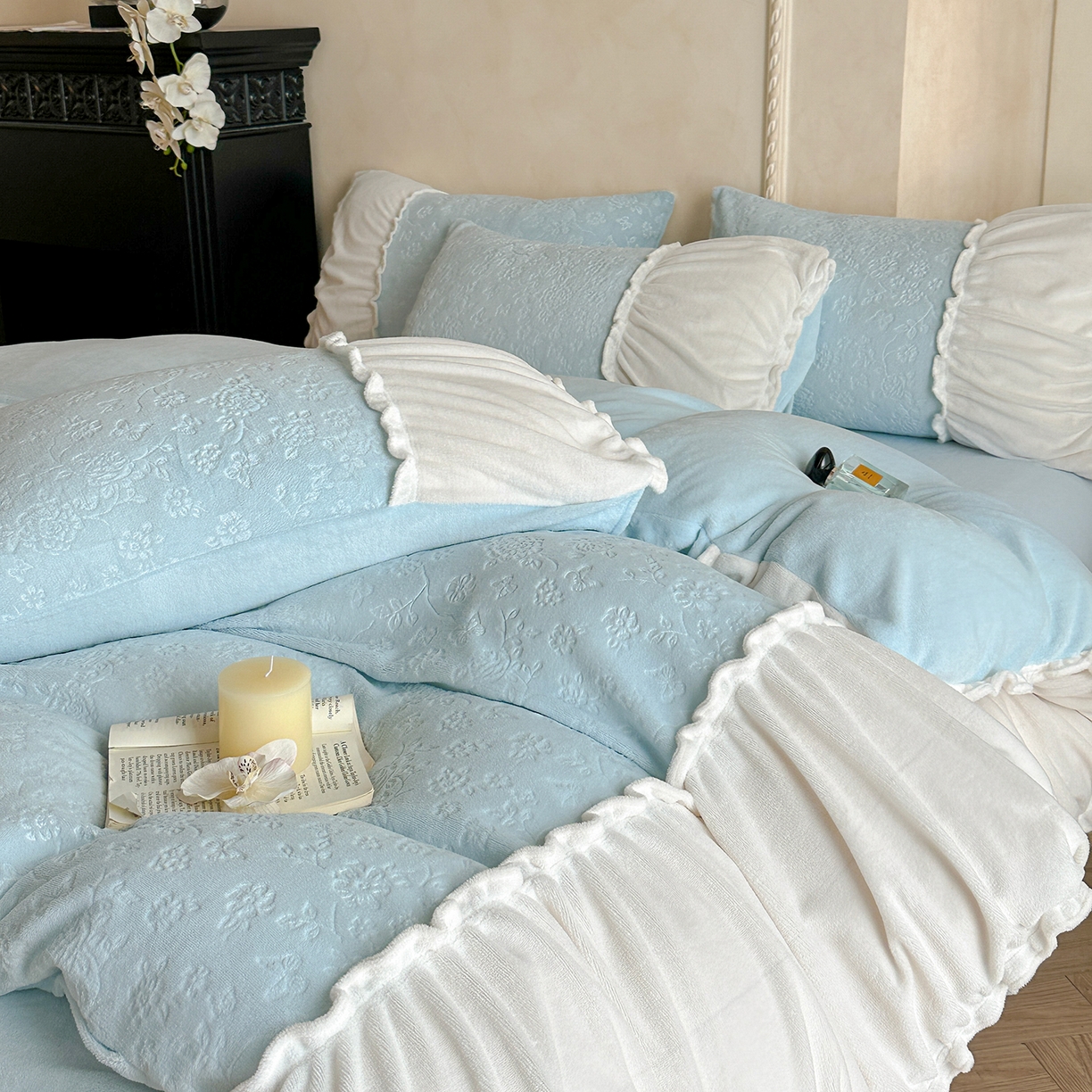 91家纺网 家纺一手货源 找家纺 逸尚阁 2025新款法式立体雕花牛奶绒四件套--绒格娜 绒格娜-天蓝