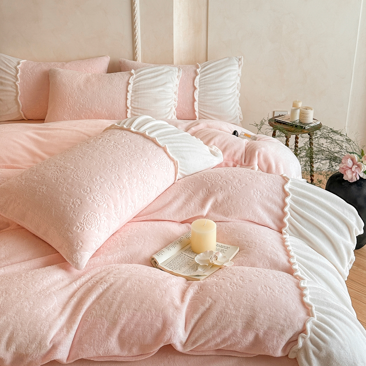 91家纺网 家纺一手货源 找家纺 逸尚阁 2025新款法式立体雕花牛奶绒四件套--绒格娜 绒格娜-桃玉