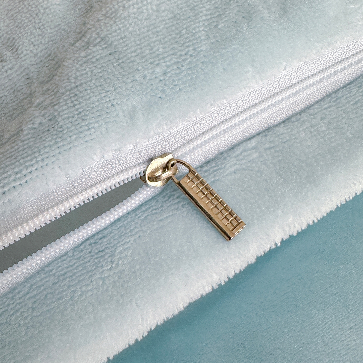 91家纺网 家纺一手货源 找家纺 逸尚阁 2025新款法式立体雕花牛奶绒四件套--绒格娜 绒格娜-天蓝