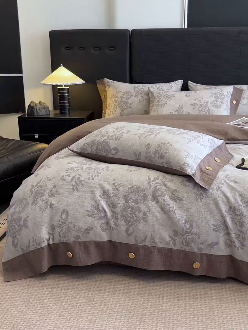 91家纺网 家纺一手货源 找家纺 梦舒羽 2025新款A类原麻纽扣四件套加厚被套床单床笠宿舍双人床仿亚麻套件 古堡花园-咖