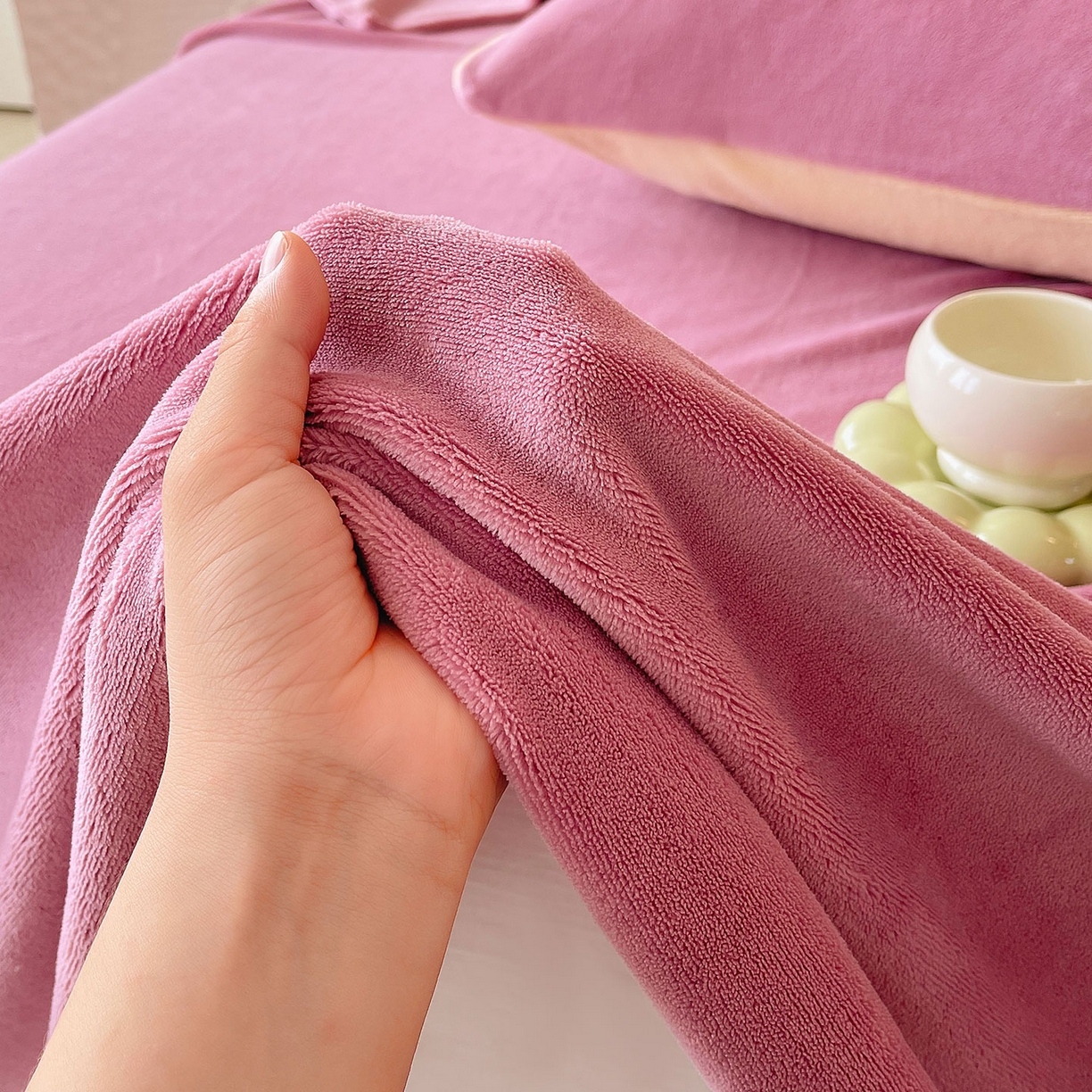 91家纺网 家纺一手货源 找家纺 小懒猪 2025年新款220克A类牛奶绒单床单 紫粉