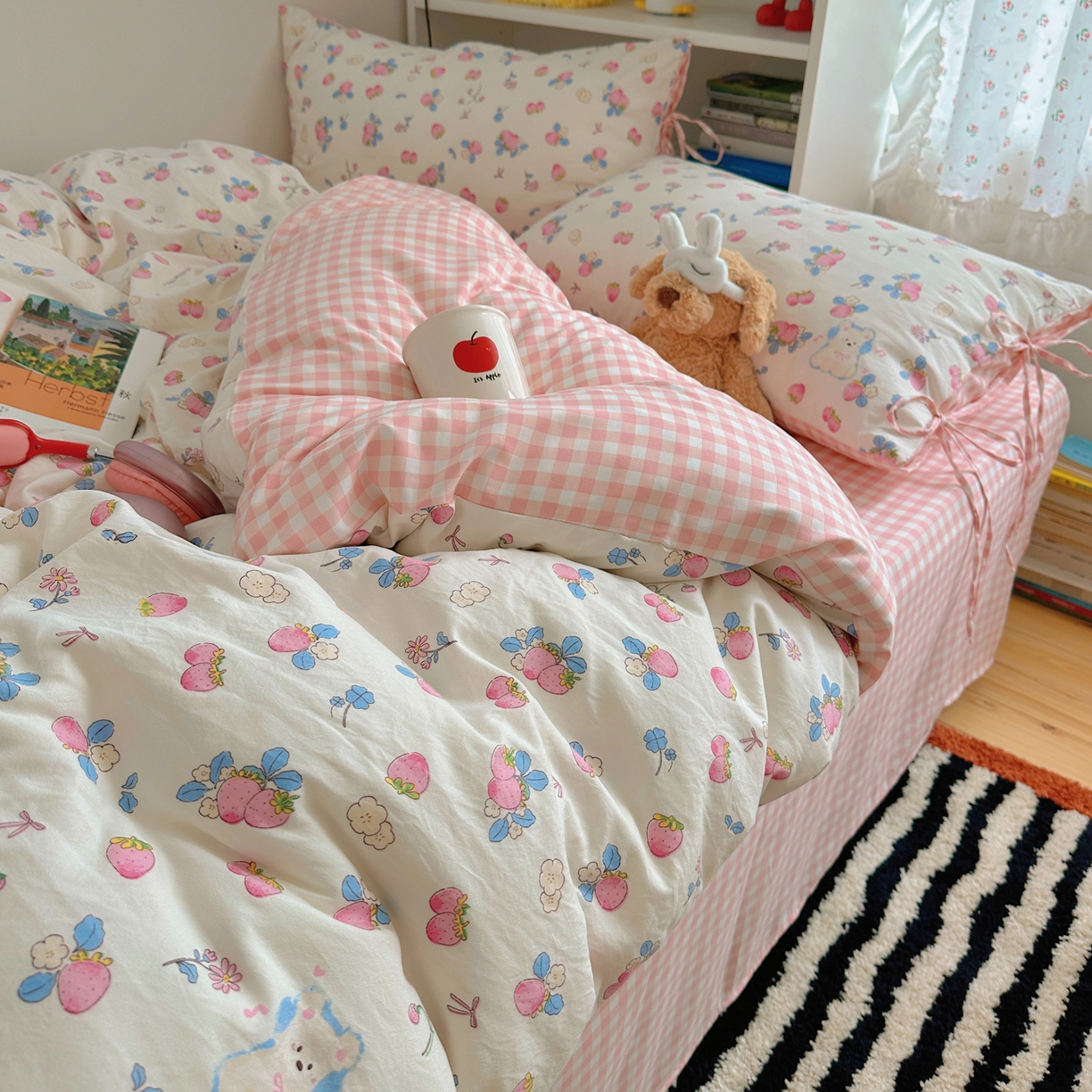 91家纺网 家纺一手货源 找家纺 初念 2025新款水洗棉系绳云朵棉四件套系列 系带-草莓奶茶