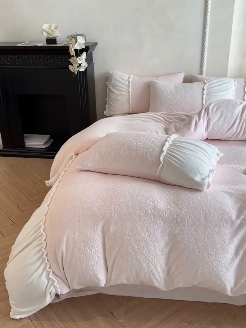 91家纺网 家纺一手货源 找家纺 （总）逸尚阁 2025新款法式立体雕花牛奶绒四件套--绒格娜