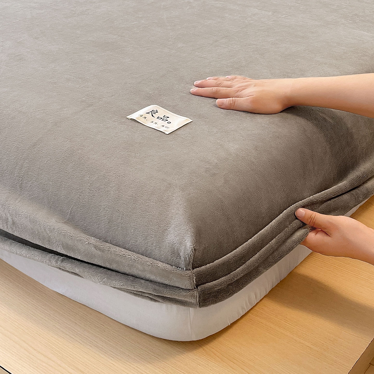 91家纺网 家纺一手货源 找家纺 小懒猪 2025年新款220克A类牛奶绒单床笠 银灰