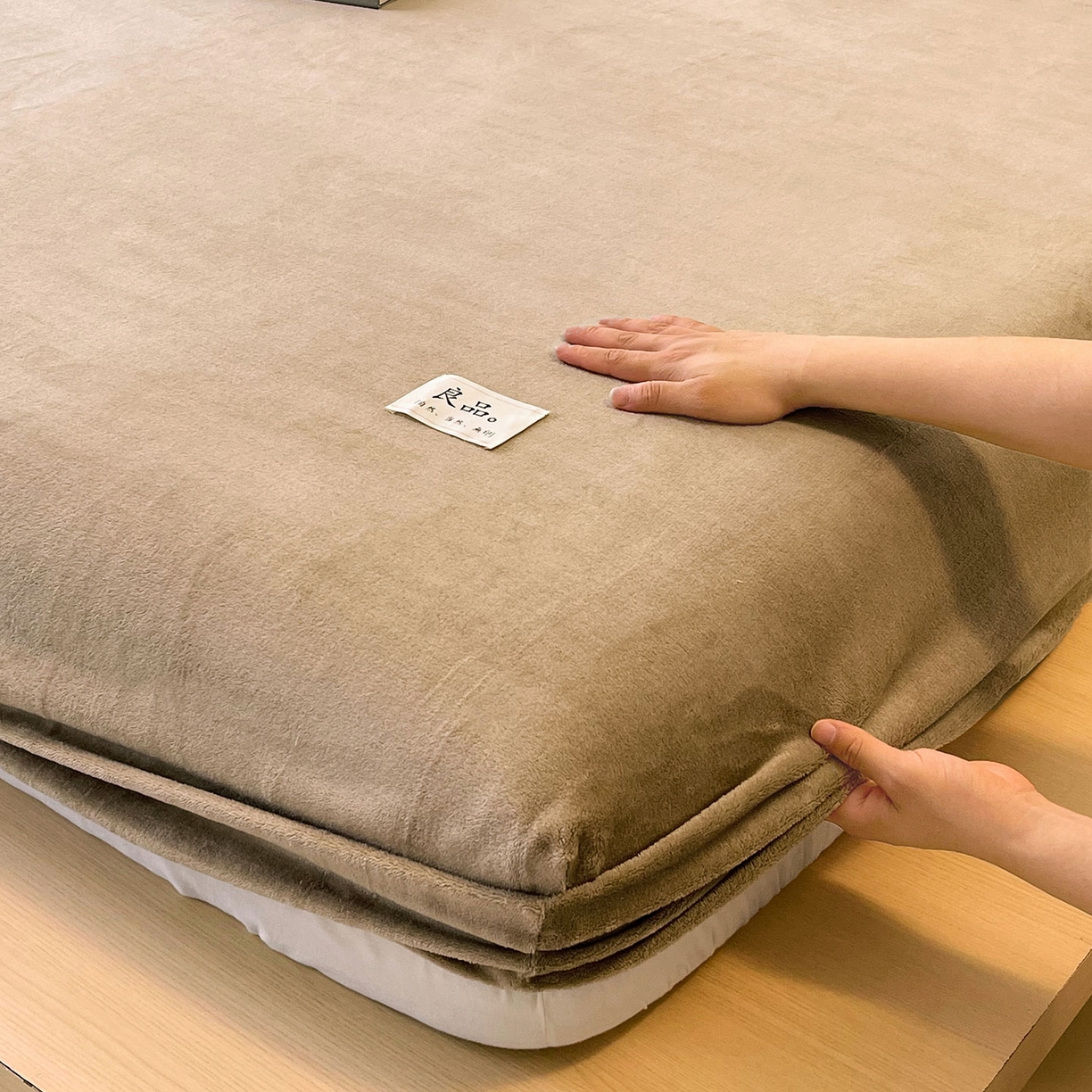 91家纺网 家纺一手货源 找家纺 小懒猪 2025年新款220克A类牛奶绒单床笠 咖色