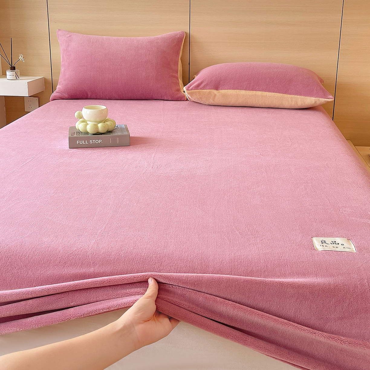 91家纺网 家纺一手货源 找家纺 小懒猪 2025年新款220克A类牛奶绒单床笠 紫粉