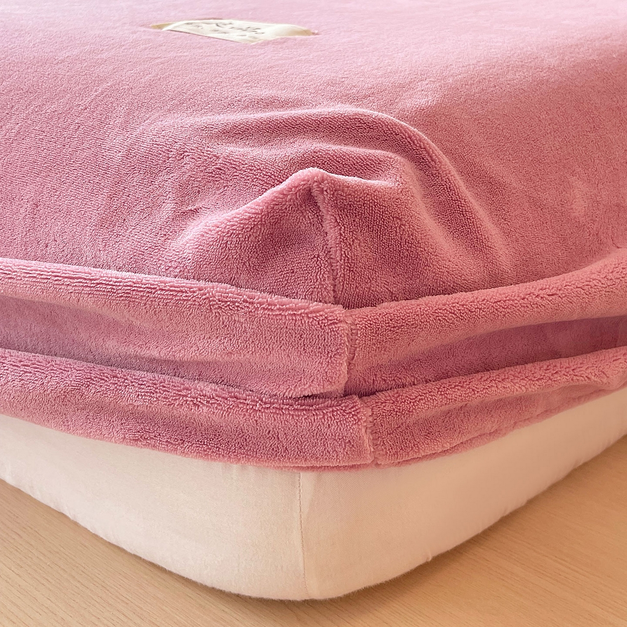 91家纺网 家纺一手货源 找家纺 小懒猪 2025年新款220克A类牛奶绒单床笠 紫粉