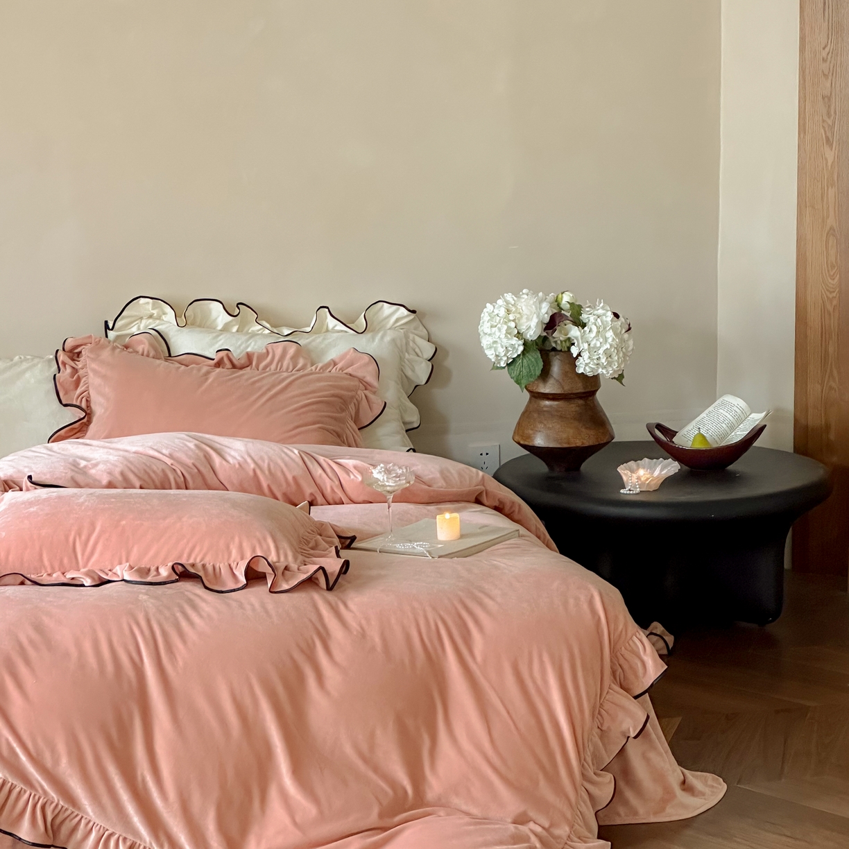 91家纺网 家纺一手货源 找家纺 ONE TWO ONE 121 2025新款轻奢新法式德芙绒宝宝绒婴儿绒短毛绒牛奶绒四件套床单被套（【提供买家秀】【会员-20】 平台控价券后不得低于318/338元） 戴安娜-茶粉