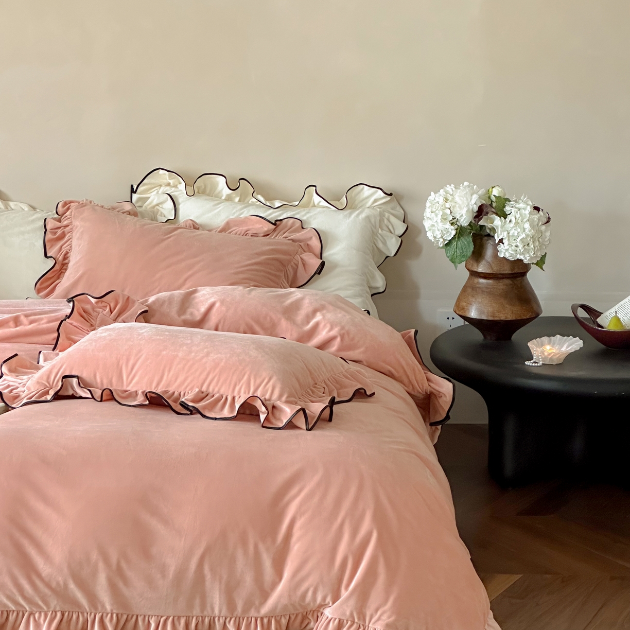 91家纺网 家纺一手货源 找家纺 ONE TWO ONE 121 2025新款轻奢新法式德芙绒宝宝绒婴儿绒短毛绒牛奶绒四件套床单被套（【提供买家秀】【会员-20】 平台控价券后不得低于318/338元） 戴安娜-茶粉