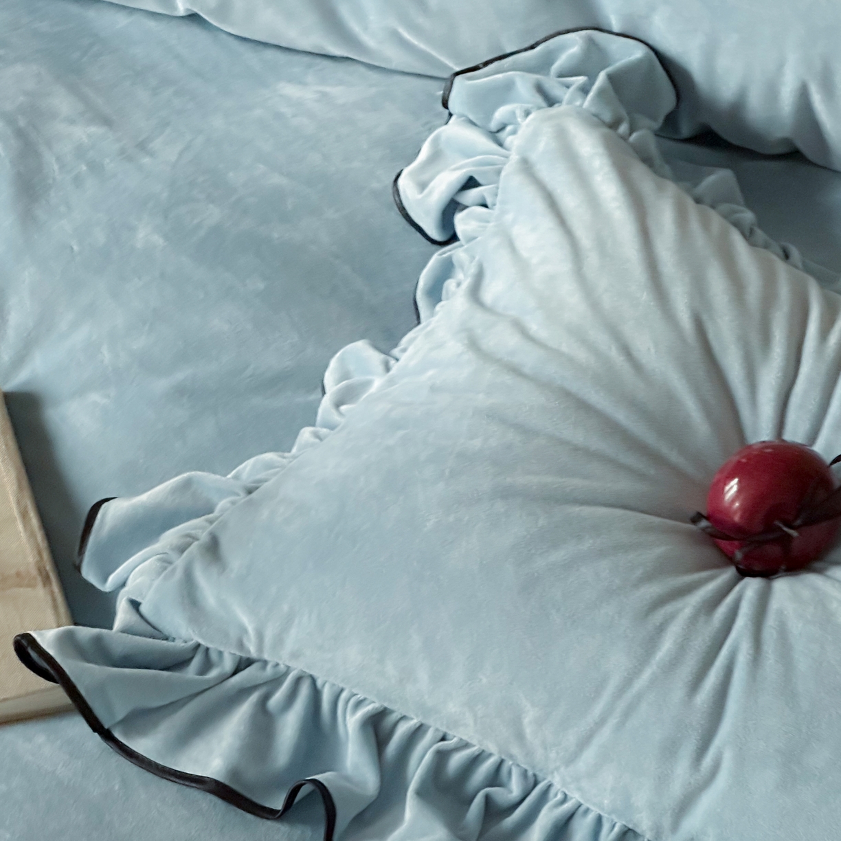 91家纺网 家纺一手货源 找家纺 ONE TWO ONE 121 2025新款轻奢新法式德芙绒宝宝绒婴儿绒短毛绒牛奶绒四件套床单被套（【提供买家秀】【会员-20】 平台控价券后不得低于318/338元） 戴安娜-栀蓝